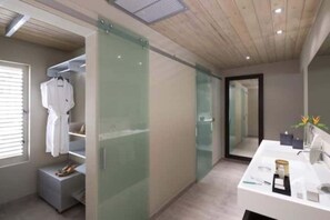 Haartrockner, Bidet, Handtücher, Seife