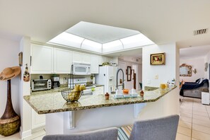 Cookware/dishes/utensils - Eclectic Daytona Beach Condo w/ Breathtaking View! (Daytona Beach)