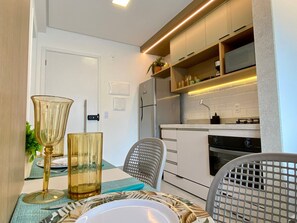 Apartment | Private kitchen | Full-sized fridge, microwave, blender, cookware/dishes/utensils - Green Porto 105 (Ipojuca)