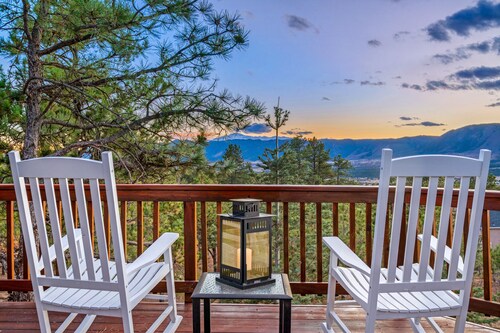 Expansive Monument Home: Hot Tub & Mountain Views!