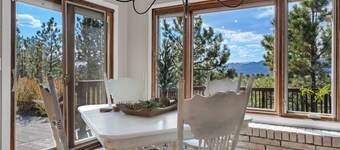 Expansive Monument Home: Hot Tub & Mountain Views!