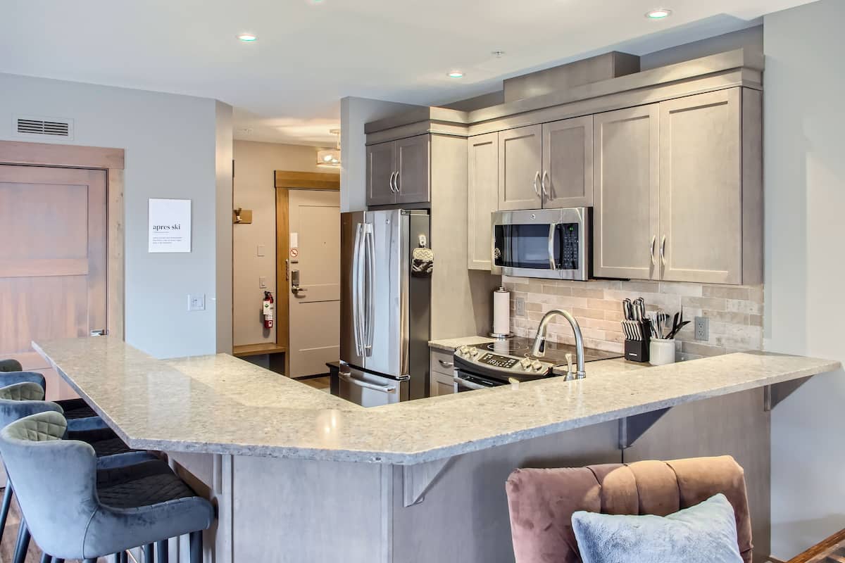 Stonegate Resort Unit B108 | 1BR | Private kitchen | Fridge, microwave, oven, stovetop