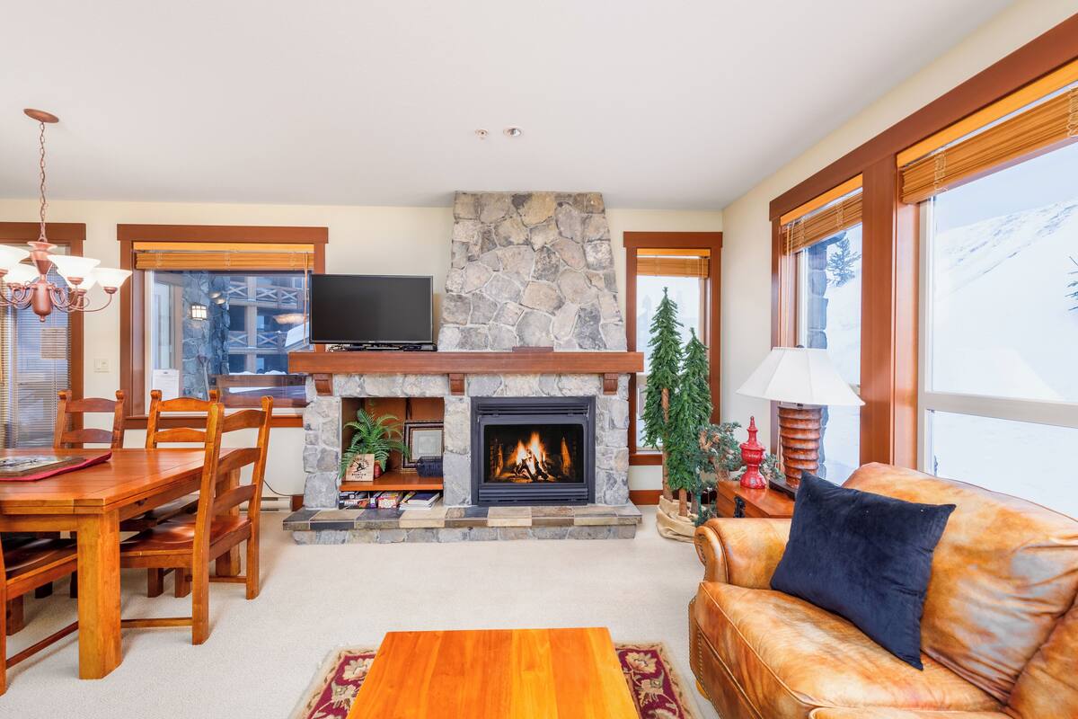 Stonegate Resort A104 | 3BR | Oppholdsområde | Flatskjerm-TV og peis