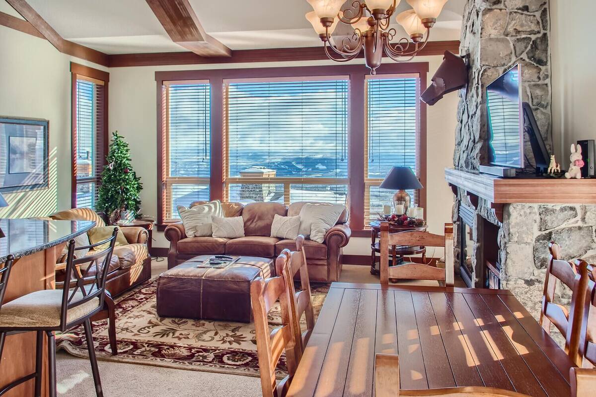 Stonegate Resort Unit A403 | 3 BR + LOFT | Oppholdsområde | Flatskjerm-TV og peis