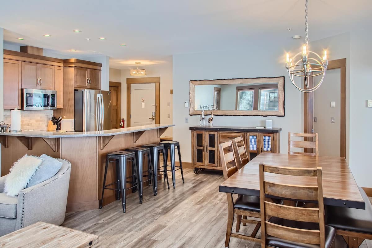 Stonegate Resort Unit B105 | 3BR | In-room dining
