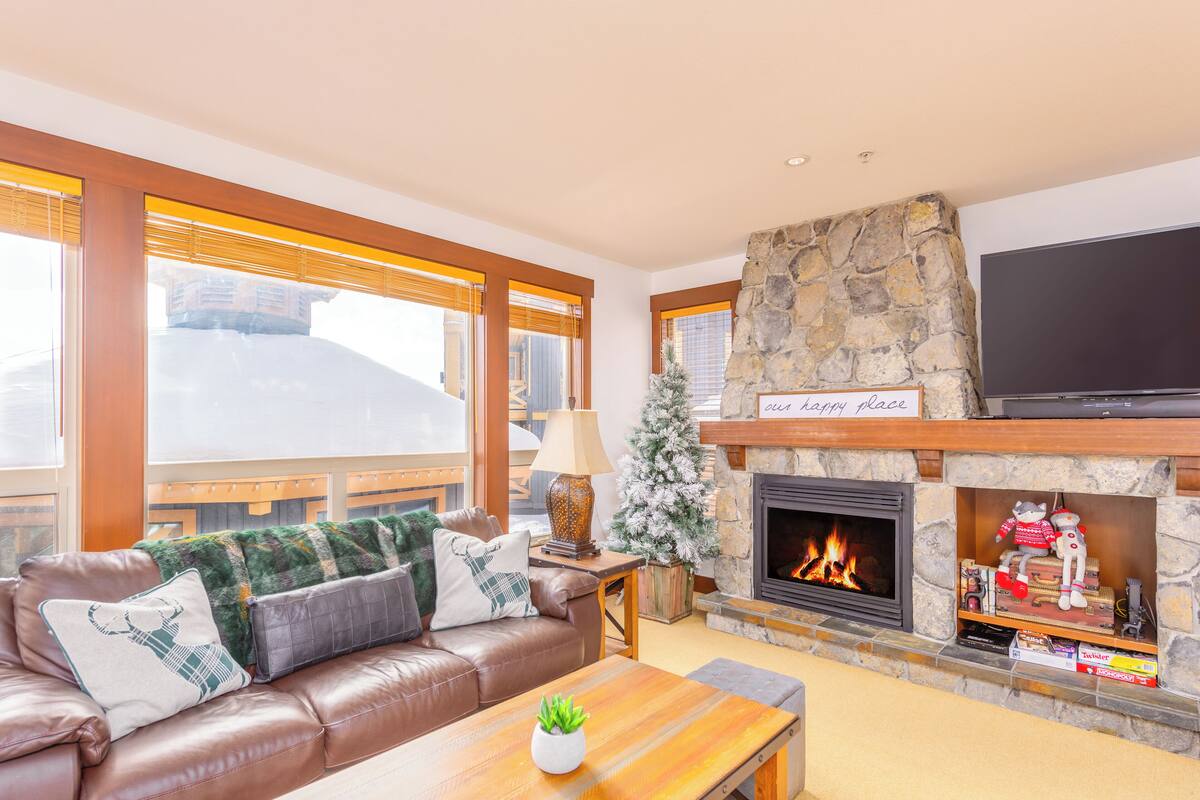 Stonegate Resort A103 | 2BR | Oppholdsområde | Flatskjerm-TV og peis