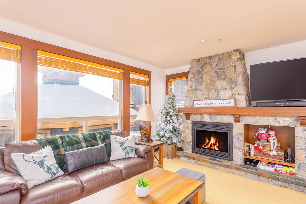 Stonegate Resort A103 | 2BR | Living area | Flat-screen TV, fireplace