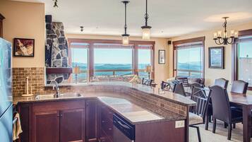 Stonegate Resort Unit C304 | 3BR | Private kitchen
