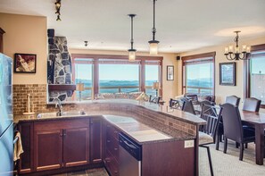 Stonegate Resort Unit C304 | 3BR | Private kitchen
