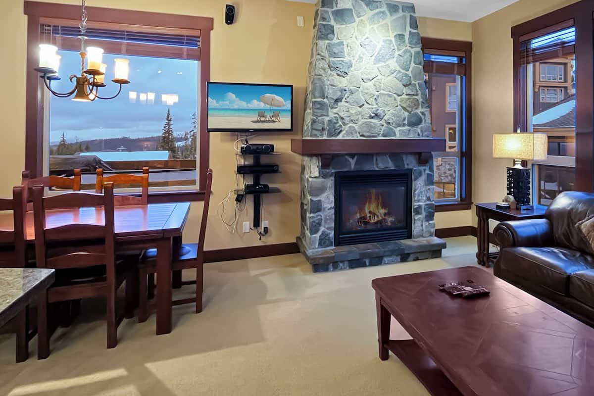 Apartemen | Area keluarga | TV layar datar dan perapian