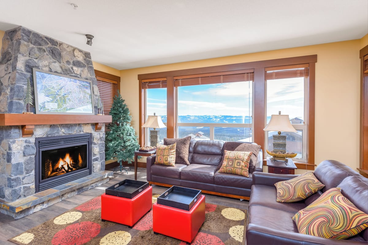 Apartamento | Zona de estar | Una televisión de pantalla plana, una chimenea