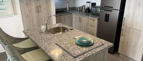 Departamento | Cocina privada | Refrigerador con congelador, microondas, horno y licuadora