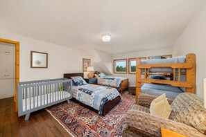 3 habitaciones, escritorio y tabla de planchar con plancha
