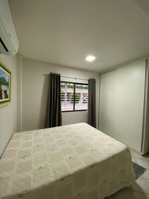 2 bedrooms, iron/ironing board, WiFi - Apto bem Localizado, 50m da Praia, Faça Tudo a pé. Recém Reformado. Wifi e A/C (Bombas Bombinhas)