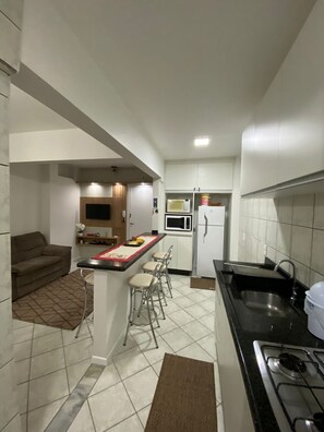 Fridge, microwave, oven, stovetop - Apto bem Localizado, 50m da Praia, Faça Tudo a pé. Recém Reformado. Wifi e A/C (Bombas Bombinhas)