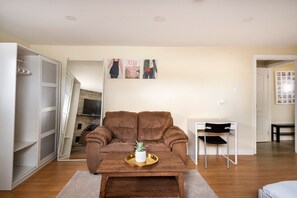Smart TV, fireplace - Cozy Urban Getaway (Toronto)