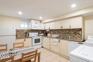 Fridge, microwave, oven, stovetop - Cozy Urban Getaway (Toronto)