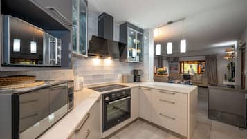 Geladeira grande, micro-ondas, fogão, cooktop