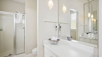 House, 3 Bedrooms | Bathroom | Hydromassage showerhead, hair dryer, towels, soap