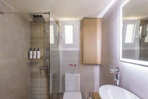 Haartrockner, Handtücher, Seife, Toilettenpapier