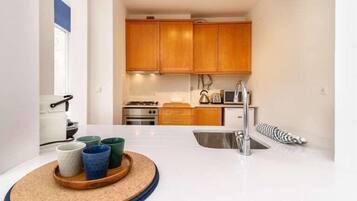 Jääkaappi, mikroaaltouuni, uuni, astianpesukone