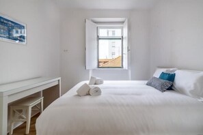 Bureau, accès à Internet, literie fournie