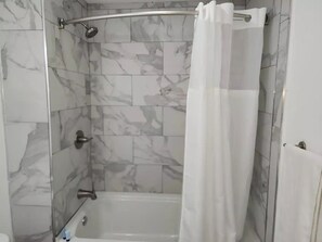 Een haardroger, handdoeken, zeep, shampoo