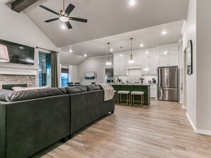 Smart TV, caminetto, libri