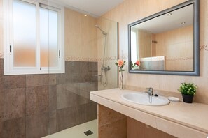 Shower, hair dryer, towels
