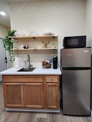 Fridge, microwave, coffee/tea maker, cookware/dishes/utensils - Cozy 1-bedroom studio centrally located in Tampa with WiFi, AC, and Parking.  (Tampa)