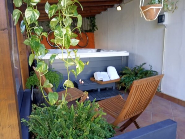Banyera d'hidromassatge a l'aire lliure