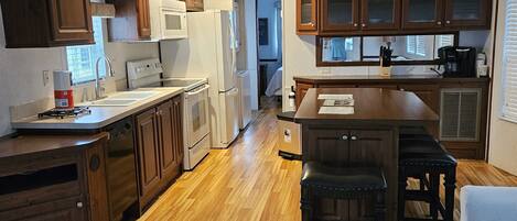 Kjøleskap, mikrobølgeovn, ovn og kokeplater