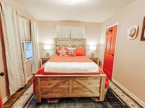 3 室のベッドルーム、WiFi (無料)、ベッドシーツ