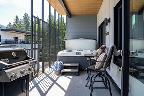 BBQ/picnic area - Altitude Adjustment Revelstoke Vacations (Revelstoke)