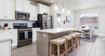 Zion Luxury Poolside + Spa - 16+ Guests