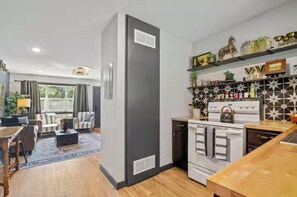 Een koelkast, een microgolfoven, een oven, een kookplaat