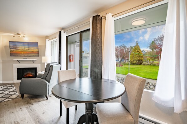 Dining - Winter Bay Escape. Hot Tub. Family-Ready 107 (Blaine)