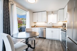 Fridge, microwave, oven, stovetop - Winter Bay Escape. Hot Tub. Family-Ready 107 (Blaine)