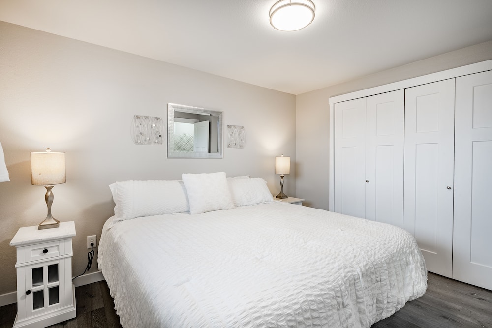 Charming Condo with King Bed and Summer Pool Birch Bay Vrbo