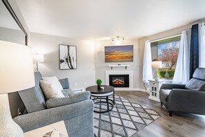 Smart TV, fireplace - Winter Bay Escape. Hot Tub. Family-Ready 107 (Blaine)