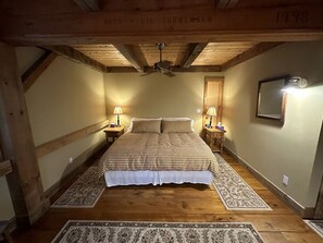 1 bedroom, iron/ironing board, WiFi, bed sheets - The Master Builder at The Yellow Barn Estate (Freeville)
