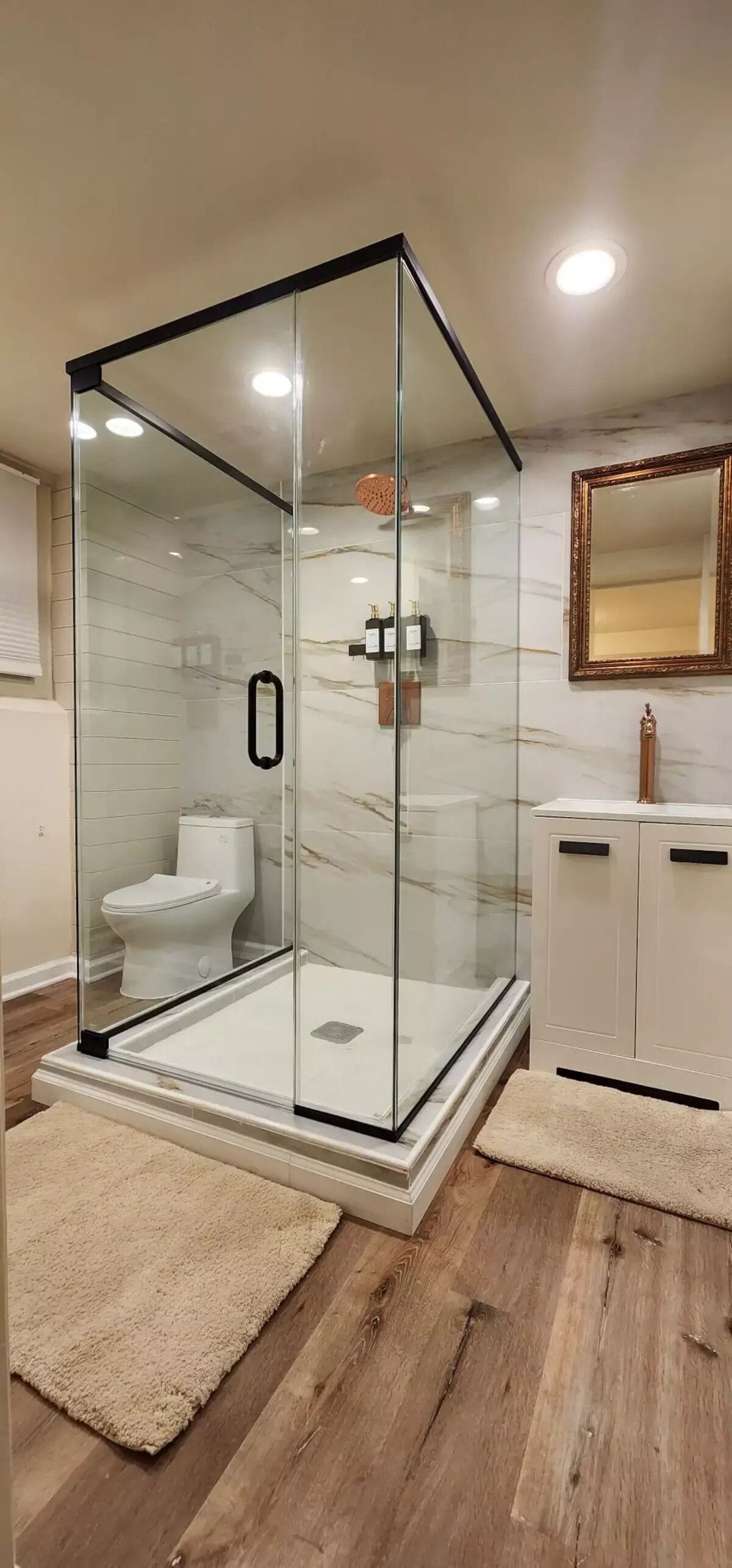 Suihku, hiustenkuivaaja, pyyhkeet, saippua