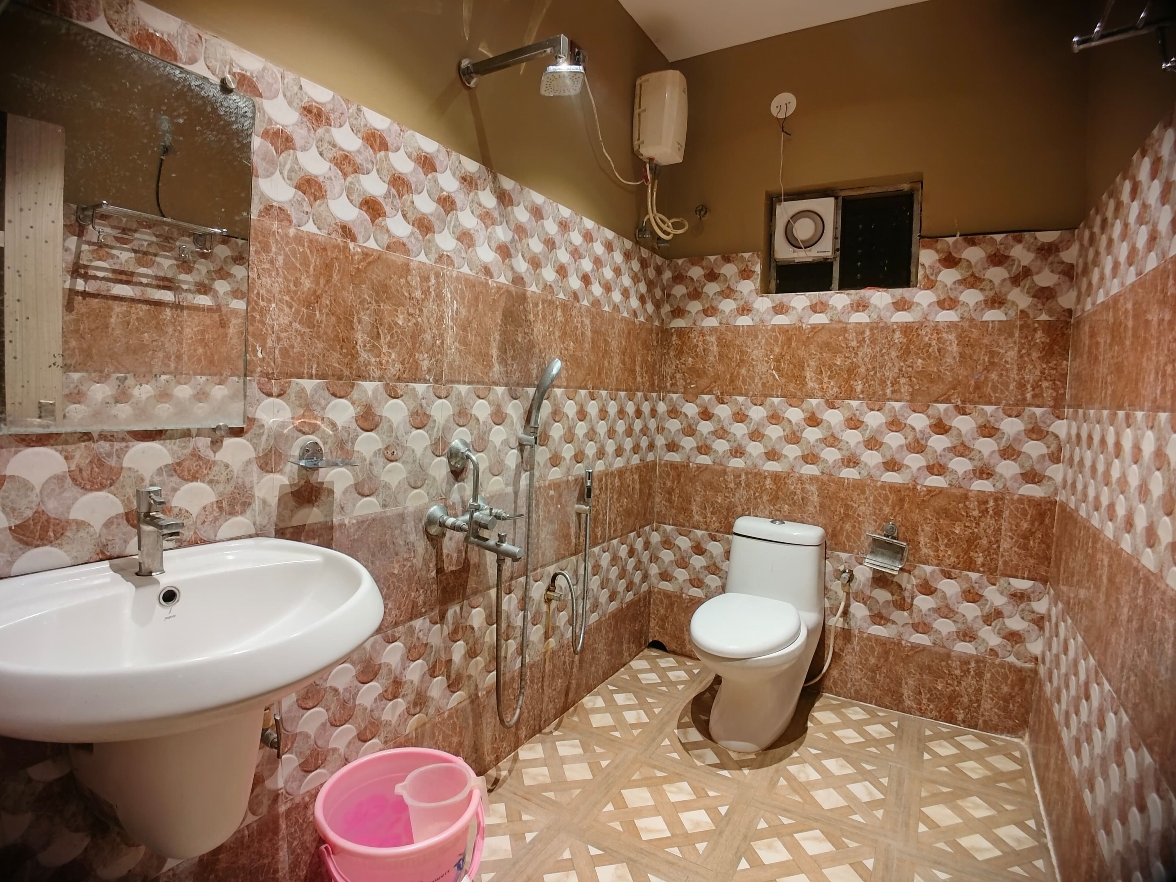 Un bany amb un lavabo, vàter i plat de dutxa.