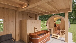 Een houten spa met een whirlpool, houten banken en een sauna.