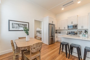 Een koelkast, een microgolfoven, een oven, een kookplaat