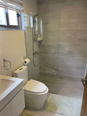 Apartment | Bathroom | Shower, rainfall showerhead, towels, soap - Tap VI 4F (Santo Domingo)