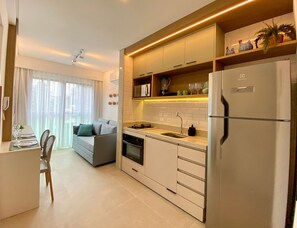 Apartamento | Cocina privada | Frigorífico grande, microondas, horno y licuadora