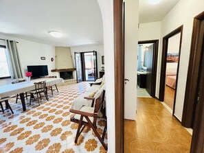 Smart TV, fireplace