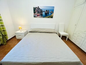 4 chambres, fer et planche à repasser, lit de bébé portatif