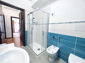 Dusche, Haartrockner, Bidet, Handtücher
